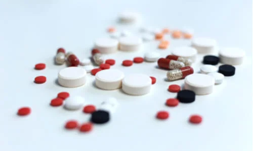 Таблетки на столе